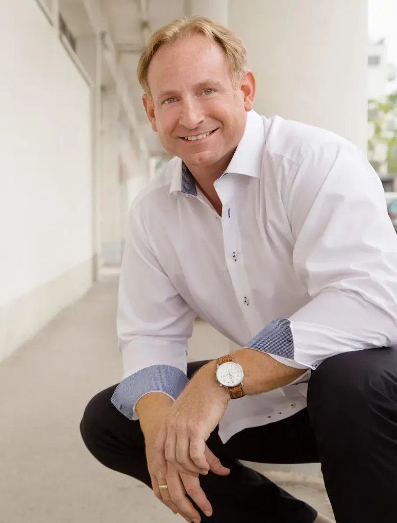 Andreas Maresch vor seiner Praxis